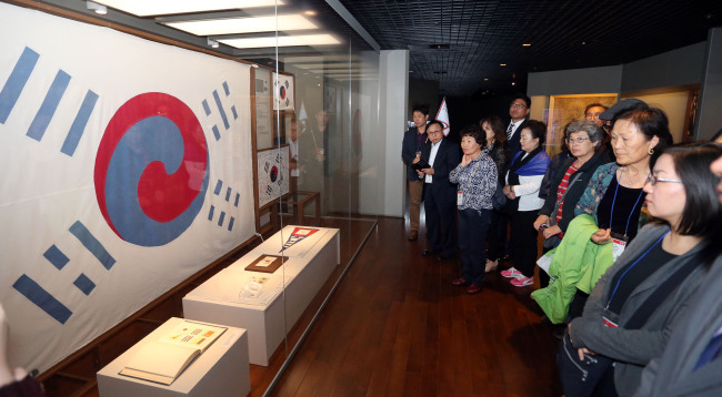 <YONHAP PHOTO-1930> 대한민국 역사박물관 견학하는 해외거주 이북도민 (서울=연합뉴스) 최재구 기자 = 행정안전부 이북5도위원회 초청으로 대한민국을 방문한 해외거주 이북도민들이 12일 서울 세종대로 대한민국역사박물관을 돌아보고 있다. 2015.5.12 jjaeck9@yna.co.kr/2015-05-12 16:18:23/ <저작권자 ⓒ 1980-2015 ㈜연합뉴스. 무단 전재 재배포 금지.>