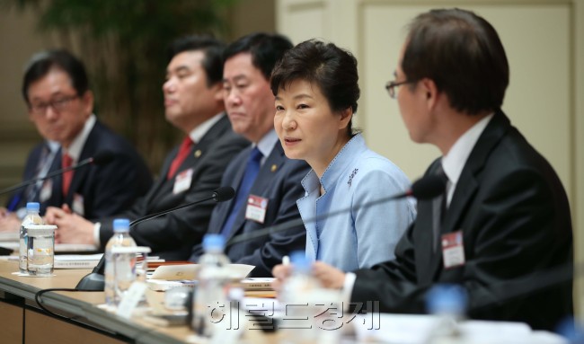 박근혜 대통령이 13일 청와대에서 국무위원과 민간전문가 등이 참석한 가운데 열린 ‘2015 국가재정전략회의’를 주재하고 있다. 이날 회의에서는 경제활력 제고와 중장기 재정건전성 확보를 위한 향후 5년간의 국가재정운용전략을 논의하고,전방위적인 재정개혁을 추진하기로 했다. 박현구 기자/phko@heraldcorp.com