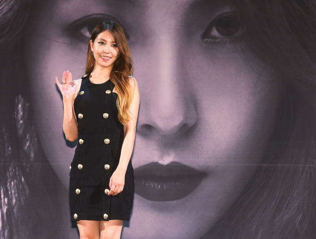 BoA speaks at her album showcase on Monday at the SMTOWN@coexartium Theater in Gangnam-gu, prior to the release of her eighth LP, “Kiss My Lips.” Yonhap