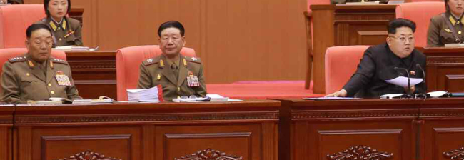 This photo shows Hyon Yong-chol (left), chief of North Korea’s People’s Armed Forces, dozing during a meeting chaired by Kim Jong-un in late April. In the center is Hwang Pyong-so, director of the North Korean military’s political bureau.   Yonhap