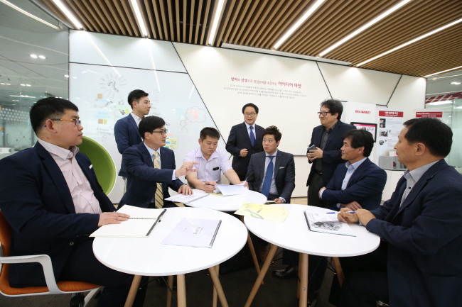 Officials from a local government-funded agency for ventures and LG Group’s creative economy center in North Chungcheong Province participate in a meeting at the start-up nurturing center on Wednesday.    LG Group