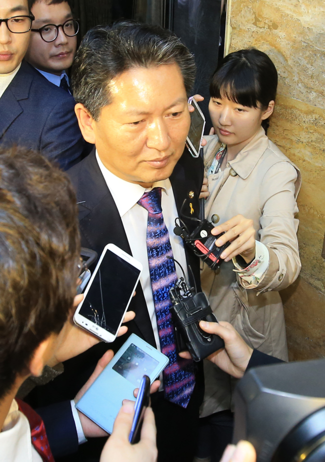 <YONHAP PHOTO-1721> 본회의장 나서는 정청래 의원 (서울=연합뉴스) 홍해인 기자 = 새정치민주연합 정청래 의원이 12일 국회에서 열린 제 333회 국회(임시회) 제1차 본회의를 마친 뒤 회의장을 나서며 기자들의 질문을 받고 있다. 2015.5.12 hihong@yna.co.kr/2015-05-12 15:30:40/ <저작권자 ⓒ 1980-2015 ㈜연합뉴스. 무단 전재 재배포 금지.>
Rep. Jung Cheong-rae.   Yonhap