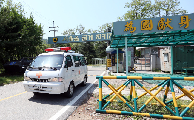 A military ambulance leaves a training camp in Naegok-dong, southern Seoul, where a reservist went on a shooting spree, killing one and wounding three, before turning the gun on himself, Wednesday. (Yonhap)