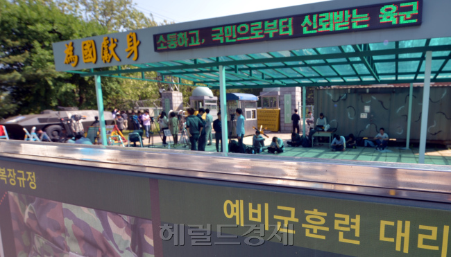 13일 서울 내곡동 예비군 훈련장에서 총기사고가 발생해 3명이 숨지고 2명이 다친 가운데, 군당국이 사격장에서 현장 조사를 벌이고 있다. 김명섭 기자/ msiron@heraldcorp.com