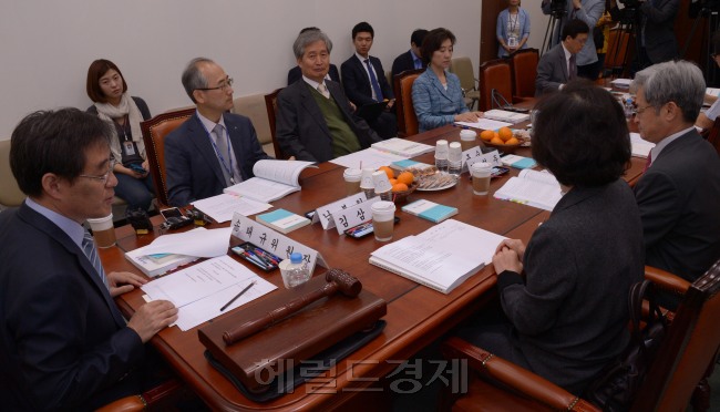 14일 국회에서 국회 윤리심사자문위원회가 열리고 있다. 이 회의는 국회윤리특별위원회의 요청으로 국회의원 징계와 겸직에 대한 의견제출요청으로 열렸다. <br />정희조 기자/checho@heraldcorpd.com  150514
14일 국회에서 국회 윤리심사자문위원회가 열리고 있다. 이 회의는 국회윤리특별위원회의 요청으로 국회의원 징계와 겸직에 대한 의견제출요청으로 열렸다.
정희조 기자/checho@heraldcorpd.com  150514