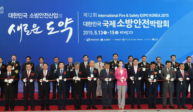 <YONHAP PHOTO-3121> 국제소방안전박람회 (서울=연합뉴스) 국민안전처 이성호 차관이 13일 대구 전시컨벤션센터(엑스코)에서 열린 국제소방안전박람회에 참석해 기념 테이프 커팅을 하고 있다. 2015.5.13 << 국민안전처 제공 >> photo@yna.co.kr/2015-05-13 17:38:47/ <저작권자 ⓒ 1980-2015 ㈜연합뉴스. 무단 전재 재배포 금지.>
<YONHAP PHOTO-3121> 국제소방안전박람회 (서울=연합뉴스) 국민안전처 이성호 차관이 13일 대구 전시컨벤션센터(엑스코)에서 열린 국제소방안전박람회에 참석해 기념 테이프 커팅을 하고 있다. 2015.5.13 << 국민안전처 제공 >> photo@yna.co.kr/2015-05-13 17:38:47/ <저작권자 ⓒ 1980-2015 ㈜연합뉴스. 무단 전재 재배포 금지.>