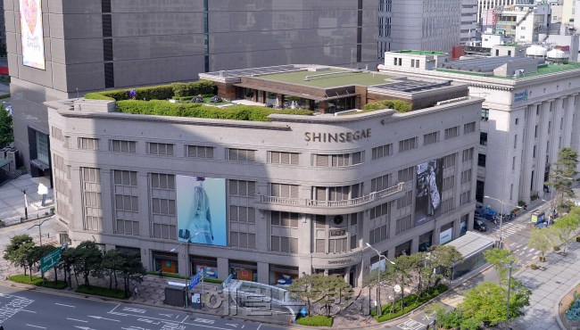 국내 최초의 직영백화점으로 수많은 상징이 됐던 신세계백화점 본점 본관 전경. 신세계는 국내 백화점의 상징인 본관을 시내면세점 후보지로 내놓는 파격적인 플랜을 제시했다. 이상섭 기자/babtong@heraldcorp.com