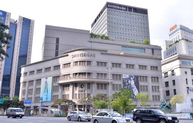국내 최초의 직영백화점으로 수많은 상징이 됐던 신세계백화점 본점 본관 전경. 신세계는 국내 백화점의 상징인 본관을 시내면세점 후보지로 내놓는 파격적인 플랜을 제시했다. 이는 정용진 부회장의 과감한 승부수로도 해석된다. 이상섭 기자/babtong@heraldcorp.com