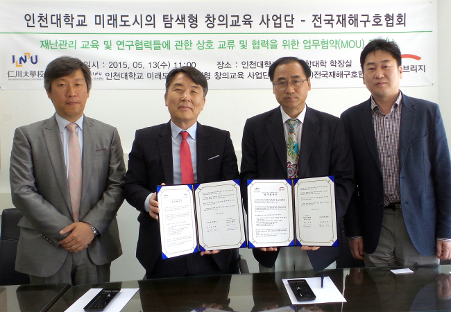 <YONHAP PHOTO-3166> 희망브리지, 인천대 사업단과 업무협약 체결 (서울=연합뉴스) 김재호 희망브리지 구호사업팀 차장(왼쪽부터), 박영진 사무총장, 인천대학교 미래도시의 탐색형 창의교육 사업단 단장인 신은철 도시과학대학장, 이창길 도시과학대학 부학장이 13일 오전 인천대학교 도시공학과 학과장실에서 재난관리 교육 및 연구협력 등에 관한 업무 협약을 체결한 후 기념촬영하고 있다. 2015.5.13 << 희망브리지 제공 >> photo@yna.co.kr/2015-05-13 17:54:15/ <저작권자 ⓒ 1980-2015 ㈜연합뉴스. 무단 전재 재배포 금지.>
<YONHAP PHOTO-3166> 희망브리지, 인천대 사업단과 업무협약 체결 (서울=연합뉴스) 김재호 희망브리지 구호사업팀 차장(왼쪽부터), 박영진 사무총장, 인천대학교 미래도시의 탐색형 창의교육 사업단 단장인 신은철 도시과학대학장, 이창길 도시과학대학 부학장이 13일 오전 인천대학교 도시공학과 학과장실에서 재난관리 교육 및 연구협력 등에 관한 업무 협약을 체결한 후 기념촬영하고 있다. 2015.5.13 << 희망브리지 제공 >> photo@yna.co.kr/2015-05-13 17:54:15/ <저작권자 ⓒ 1980-2015 ㈜연합뉴스. 무단 전재 재배포 금지.>