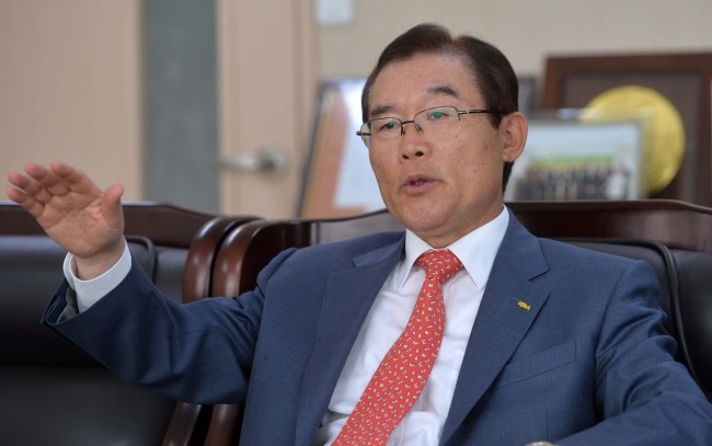 Lee Soo-ku, president of Korea Foundation for International Healthcare, speaks during an interview with The Korea Herald in Seoul on Wednesday.    Lee Sang-sub/The Korea Herald