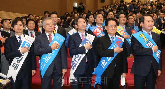 새정치민주연합 2·8전당대회에 출마한 당대표 및 최고위원 후보들이 지난 7일 국회 의원회관에서 열린 예비경선에서 국민의례를 하고 있다. 오른쪽부터 박주선·박지원·이인영·문재인·조경태 의원. <사진=헤럴드경제DB>