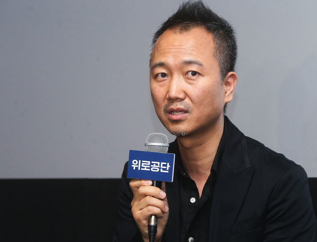 <YONHAP PHOTO-1172> 베니스 비엔날레 미술전 은사자상 수상한 임흥순 감독 (서울=연합뉴스) 홍기원 기자 = 다큐멘터리 '위로공단'으로 제56회 베니스 비엔날레 미술전 은사자상을 수상한 임흥순 감독이 14일 오전 서울 동작구 사당동 아트나인에서 열린 기자간담회에서 취재진의 질문에 답하고 있다. 2015.5.14 xanadu@yna.co.kr/2015-05-14 13:15:29/ <저작권자 ⓒ 1980-2015 ㈜연합뉴스. 무단 전재 재배포 금지.>
Director Im Heung-soon answers questions for press at the Art Nine theater in Dongjak-gu, Seoul, Thursday.   Yonhap