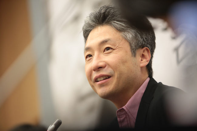 Korean-American novelist Lee Chang-rae at a press conference in Seoul on Wednesday.   RH Korea