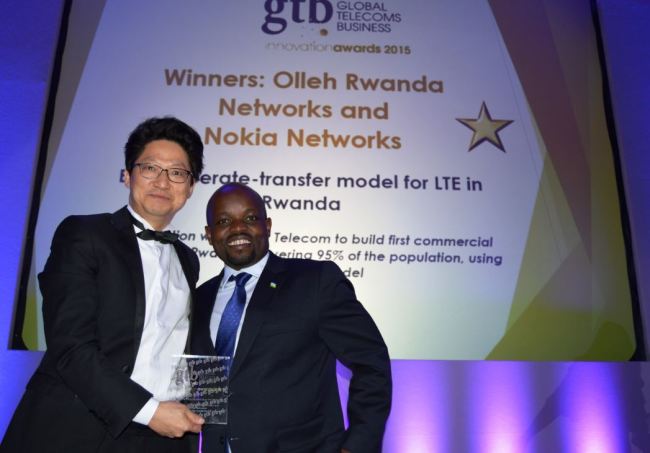 KT chief operating officer Koo Min-seong (left) and Rwanda’s Minister of Youth and ICT Jean Philbert N Sengimana pose during the awarding ceremony of Global Telecom Business Innovation Awards in London on Wednesday. Olleh Rwanda Networks, or oRn, a joint venture between KT and the Rwandan government, won the innovation award for building LTE network infrastructure across the African country since 2013.   KT