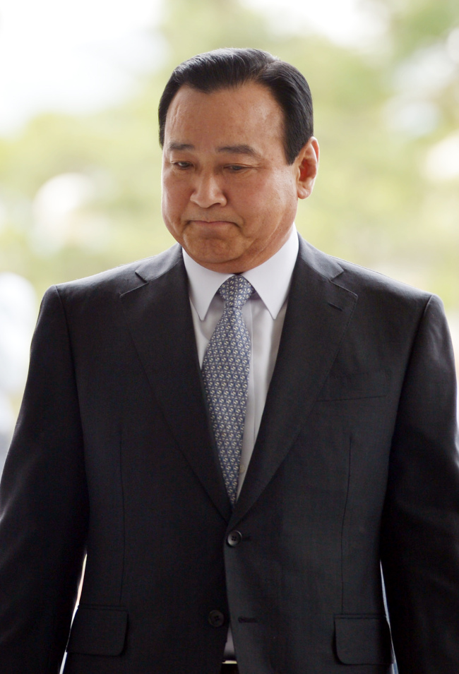 Former Prime Minister Lee Wan-koo arrives at Seoul District Prosecutors’ Office on Thursday.
Kim Myung-sub/The Korea Herald