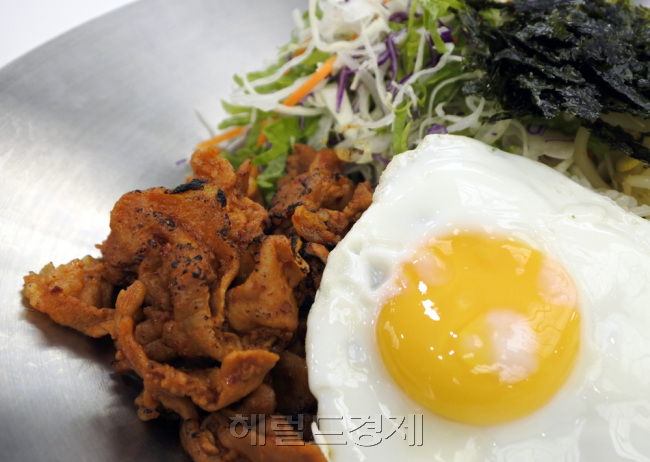 셀카 외에도 음식사진은 기본이죠. 뛰어난 센서와 화상처리엔진이 음식마저 아름답게 찍힙니다. 무보정 정지화상. F/4 1/125sec ISO 560.