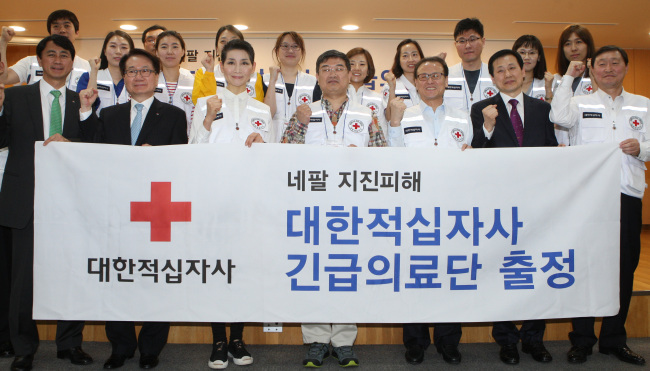 <YONHAP PHOTO-1895> 네팔 긴급의료단 2진 파견 (서울=연합뉴스) 임채두 기자 = 14일 오후 서울 중구 대한적십자사에서 열린 '네팔 긴급의료단 2진 출정식'에서 참석자들이 기념촬영을 하고 있다. 2015.5.14 doo@yna.co.kr/2015-05-14 16:15:13/ <저작권자 ⓒ 1980-2015 ㈜연합뉴스. 무단 전재 재배포 금지.>
<YONHAP PHOTO-1895> 네팔 긴급의료단 2진 파견 (서울=연합뉴스) 임채두 기자 = 14일 오후 서울 중구 대한적십자사에서 열린 '네팔 긴급의료단 2진 출정식'에서 참석자들이 기념촬영을 하고 있다. 2015.5.14 doo@yna.co.kr/2015-05-14 16:15:13/ <저작권자 ⓒ 1980-2015 ㈜연합뉴스. 무단 전재 재배포 금지.>