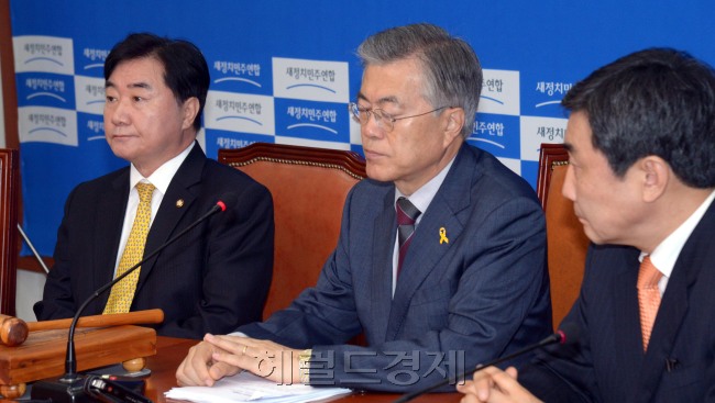 15일 국회에서 열린 새정치연합 확대간부회의. 문재인 당대표는 모두발언에서 전날 최고위원회의석상에서 오갔던 공천관련  발언이 일부 언론에 공개되면서 "타협은 절대 없다"라는 입장을 확인하고 정면돌파 의지를 분명히 했다. <br />정희조 기자/checho@heraldcorp.com  150515
15일 국회에서 열린 새정치연합 확대간부회의. 문재인 당대표는 모두발언에서 전날 최고위원회의석상에서 오갔던 공천관련  발언이 일부 언론에 공개되면서 "타협은 절대 없다"라는 입장을 확인하고 정면돌파 의지를 분명히 했다.
정희조 기자/checho@heraldcorp.com  150515