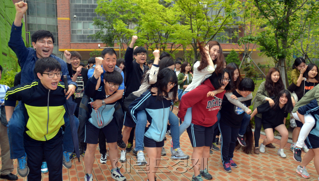 <선생님 감사합니다> 스승의 날인 15일 서울 서대문구 북가좌동 가재울고등학교에서 열린 건강걷기대회에서 학생들이 선생님을 업고 출발하며 스승의 은혜에 감사의 마음을
전하고 있다. 김명섭 기자/ msiron@heraldcorp.com