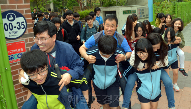 스승의 날인 15일 서울 서대문구 북가좌동 가재울고등학교에서 열린 건강걷기대회에서 학생들이 선생님을 업고 출발하며 스승의 은혜에 감사의 마음을 전하고 있다. 김명섭 기자/ msiron@heraldcorp.com
