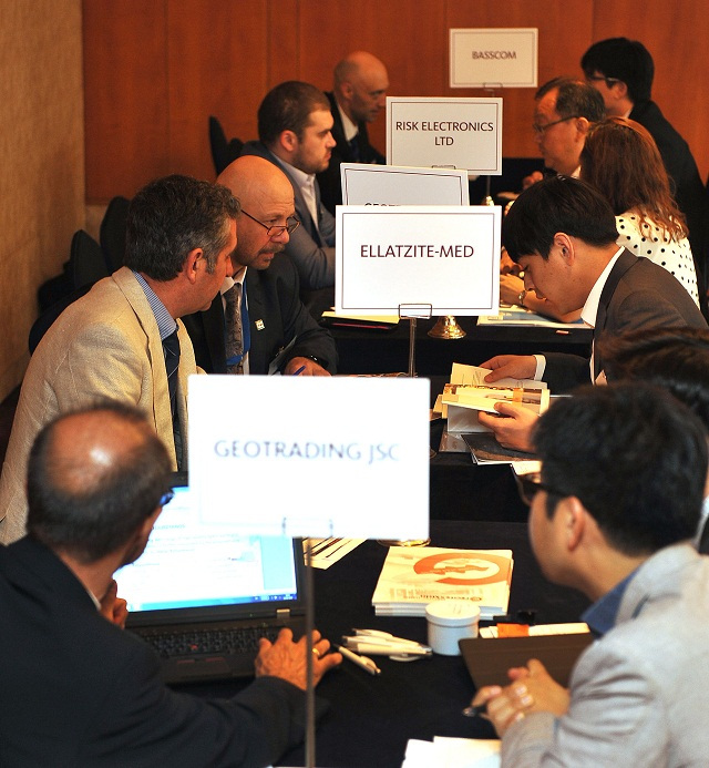 A visiting Bulgarian business delegation held consultations with the Korean business community in Seoul on Friday. The Korea Trade-Investment Promotion Agency hosted the event to mark the official visit of Bulgarian President Rosen Plevneliev to Korea from May 13-15.   KOTRA