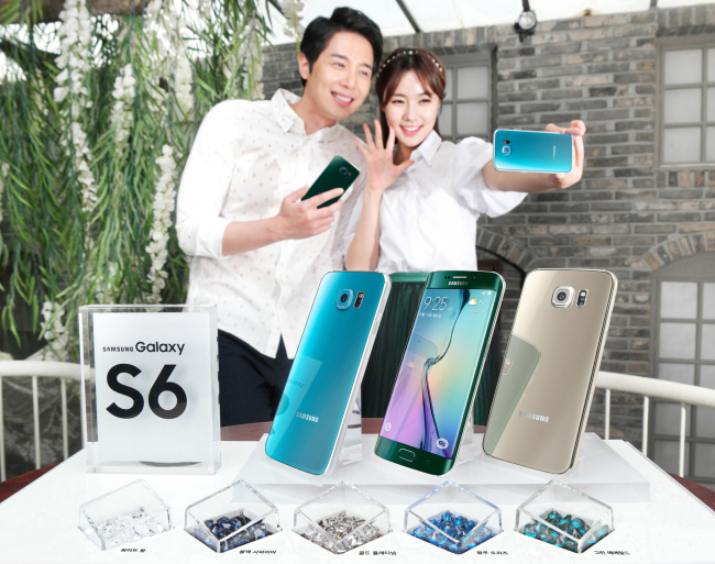 SUMMER COLORS ― Samsung Electronics on Sunday unveiled two new colors ― Blue Topaz and Green Emerald ― for its flagship Galaxy S6 and S6 Edge smartphones.   Samsung Electronics
SUMMER COLORS ― Samsung Electronics on Sunday unveiled two new colors ― Blue Topaz and Green Emerald ― for its flagship Galaxy S6 and S6 Edge smartphones.   Samsung Electronics
Samsung Electronics on Sunday unveiled two new colors ― Blue Topaz and Green Emerald ― for its flagship Galaxy S6 and S6 Edge smartphones.   Samsung Electronics
Samsung Electronics on Sunday unveiled two new colors ― Blue Topaz and Green Emerald ― for its flagship Galaxy S6 and S6 Edge smartphones.   Samsung Electronics
Samsung Electronics on Sunday unveiled two new colors ― Blue Topaz and Green Emerald ― for its flagship Galaxy S6 and S6 Edge smartphones.   Samsung Electronics
Samsung Electronics on Sunday unveiled two new colors ― Blue Topaz and Green Emerald ― for its flagship Galaxy S6 and S6 Edge smartphones.   Samsung Electronics