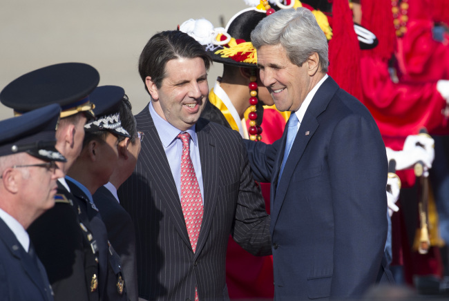 U.S. Secretary of State John Kerry (right) shakes hands with U.S. Ambassador to Seoul Mark Lippert upon his arrival at Seoul Airport in Seongnam, Gyeonggi Province, Sunday.   Yonhap