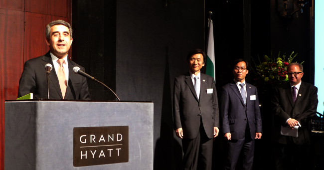 From left: Bulgarian President Rosen Plevneliev speaks beside Korean Foreign Minister Yun Byung-se, Korea-Bulgaria Parliamentary Friendship Association chairman Kim Young-woo and Bulgarian Ambassador Petar Andonov at a reception marking his visit to Korea following the silver jubilee on March 20. Joel Lee/The Korea Herald