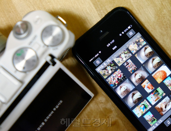 스마트 기기와 공유는 기본 중에 기본. ‘캐논 카메라 커넥트(Canon Camera Connect)’ 앱을 받고 와이파이 또는 NFC로 접속하면 됩니다.