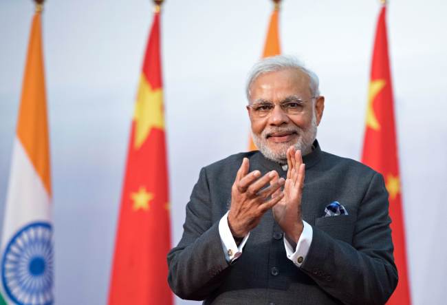 <YONHAP PHOTO-1471> India's Prime Minister Narendra Modi applauds as he attends the opening ceremony for the Centre for Gandhian and Indian Studies at Fudan University in Shanghai on May 16, 2015. Modi is on a three-day visit to China. AFP PHOTO / JOHANNES EISELE /2015-05-16 17:34:50/ <저작권자 ⓒ 1980-2015 ㈜연합뉴스. 무단 전재 재배포 금지.>