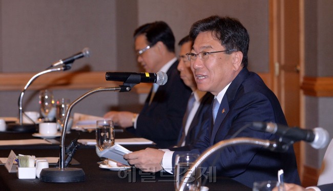 윤상직(오른쪽) 산업통상자원부 장관이 18일 오전 서울 반포4동 JW 메리어트 호텔에서 열린 주요 경제연구원장 초청 정책간담회에서 수출
및 경제 상황과 대처방안에 대해 발언하고 있다. 사진=이상섭 기자/babtong@heraldcorp.com