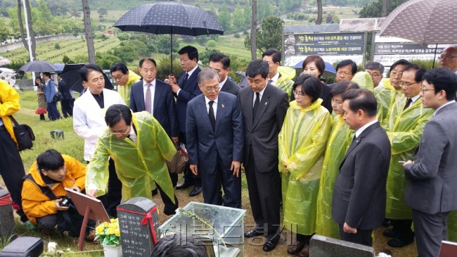 새정치민주연합 문재인 대표와 이종걸 원내대표 등이 5ㆍ18 35주년을 맞아 광주 망월도 5·18 민주묘역(구묘역)에서 참배를 하고 있다. 사진=장필수 기자/essential@heraldcorp.com