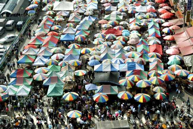 Moran Market is full of life and vigor during its signature “oiljang,” a flea market that happens every five days.    Korea Herald file photo