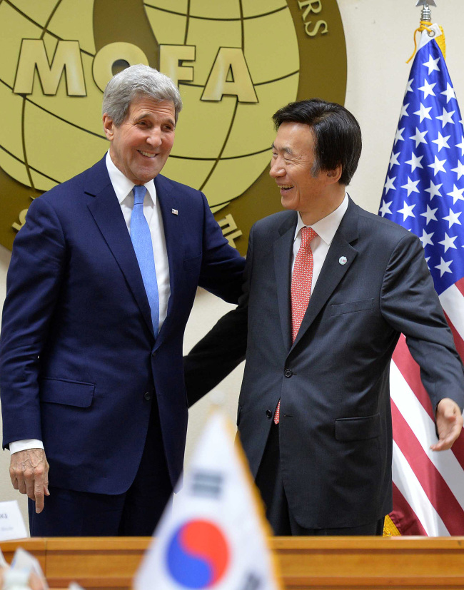 Foreign Minister Yun Byung-se (right) poses with U.S. Secretary of State John Kerry at the Foreign Ministry building in central Seoul on Monday.    Yonhap