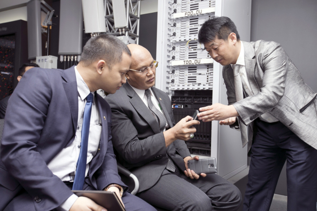 Indonesian lawmakers try out KT’s LTE-based walkie talkie at the telecom carrier’s Innovation Center in Yangjae-dong, southern Seoul, Monday. KT showcased its national emergency network system technology to visiting lawmakers.   KT
