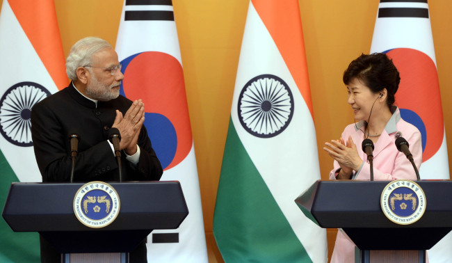 President Park Geun-hye and Indian Prime Minister Narendra Modi attend a joint news conference at Cheong Wa Dae on Monday.   Park Hyun-koo/The Korea Herald
