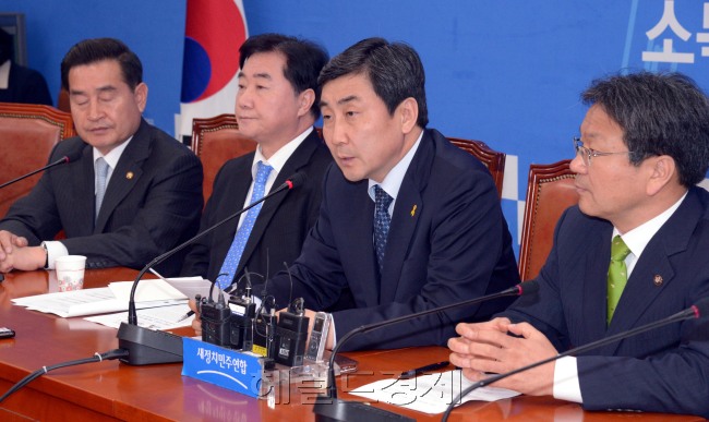 19일 국회원내대표실에서 열린 새정치연합 원내대책회의. 이종걸 원내대표가 모두발언을 하고 있다.  정희조 기자/checho@heraldcorp.com