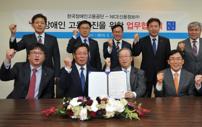 <YONHAP PHOTO-3337> 나이스신용정보, 장애인고용공단과 업무협약 (서울=연합뉴스) 박승규 한국장애인고용공단 이사장(앞줄 왼쪽에서 세번째)과 홍춘기 나이스신용정보 대표이사가 18일 서울 마포구 나이스신용정보에서 장애인고용 확대를 위한 업무 협약을 체결한 뒤 포즈를 취하고 있다. 2015.5.18 << 한국장애인고용공단 >>/2015-05-18 19:52:57/ <저작권자 ⓒ 1980-2015 ㈜연합뉴스. 무단 전재 재배포 금지.>
<YONHAP PHOTO-3337> 나이스신용정보, 장애인고용공단과 업무협약 (서울=연합뉴스) 박승규 한국장애인고용공단 이사장(앞줄 왼쪽에서 세번째)과 홍춘기 나이스신용정보 대표이사가 18일 서울 마포구 나이스신용정보에서 장애인고용 확대를 위한 업무 협약을 체결한 뒤 포즈를 취하고 있다. 2015.5.18 << 한국장애인고용공단 >>/2015-05-18 19:52:57/ <저작권자 ⓒ 1980-2015 ㈜연합뉴스. 무단 전재 재배포 금지.>