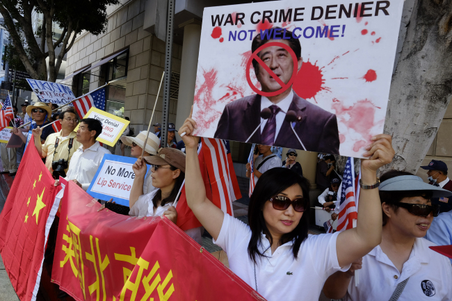 Korean-Americans, Chinese-Americans and other participants stage a rally in downtown Los Angeles on May 2 to demand an apology from Japanese Prime Minister Shinzo Abe for his country’s wartime aggressions and atrocities.   Yonhap