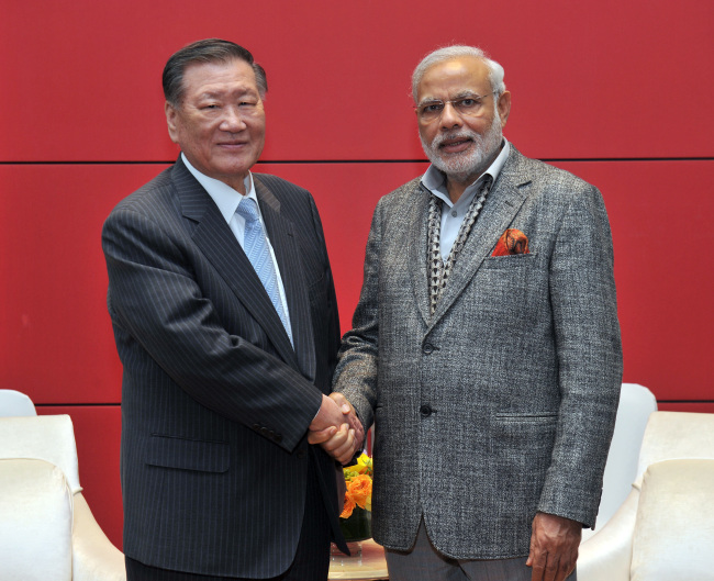 Hyundai Motor chairman Chung Mong-koo (left) shakes hands with Indian Prime Minister Narendra Modi at a Seoul hotel on Tuesday.   Hyundai Motor
