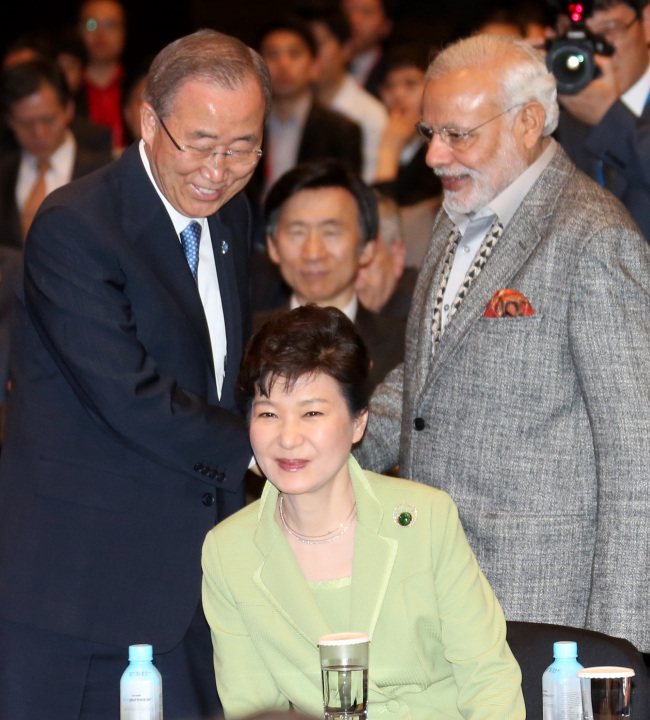 U.N. Secretary-General Ban Ki-moon (left) and Indian Prime Minister Narendra Modi greet each other behind President Park Geun-hye at the opening ceremony of the Asian Leadership Conference at Hotel Shilla in Seoul, Tuesday.   Yonhap