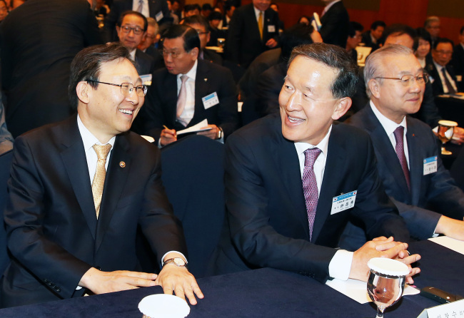 ‘새로운 50년을 향한 동반성장ㆍ공동번영의 시대로’란 주제로 지난 13일 서울 소공동 롯데호텔 하모니홀에서 열린  제47회 한일 경제인회의. 300여명의 양국 재계 대표들이 양국간 경제교류 촉진을 위한 현안과 협력방안에 대해 협의하고 있다.  [사진제공=산업통상자원부]