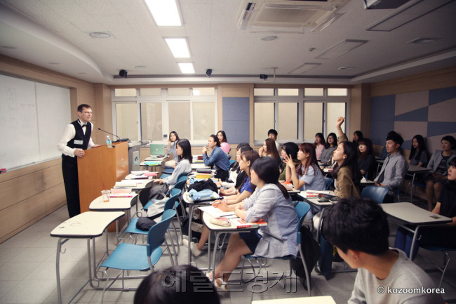 특강에 참석한 한밭대 학생들로부터 질문을 받고 있는 블롬달. 이상 사진제공=코줌코리아