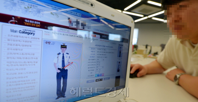 치안과 공권력의 상징’인 경찰제복과 경찰용품이 인터넷을 통해 아무런 제재 없이 일반인들에게 팔리고 있다. 경찰 사칭 범죄와 공권력 신뢰 저하가 우려되는 상황이다. 김명섭 기자/msiron@heraldcorp.com