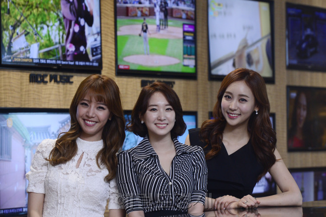 지난 18일 경기도 일산 드림센터에서 만난 MBC스포츠플러스 ‘베이스볼 투나잇’의 배지현 김선신, ‘베이스볼 나우’의 박지영은 스물아홉 동갑내기 스포츠 아나운서로, 치열한 방송세계에서 “경쟁자가 아닌 동반자로 같은 길을 걸으며 서로를 응원”하는 든든한 지원군이다. 사진=박해묵 기자/mook@heraldcorp.com