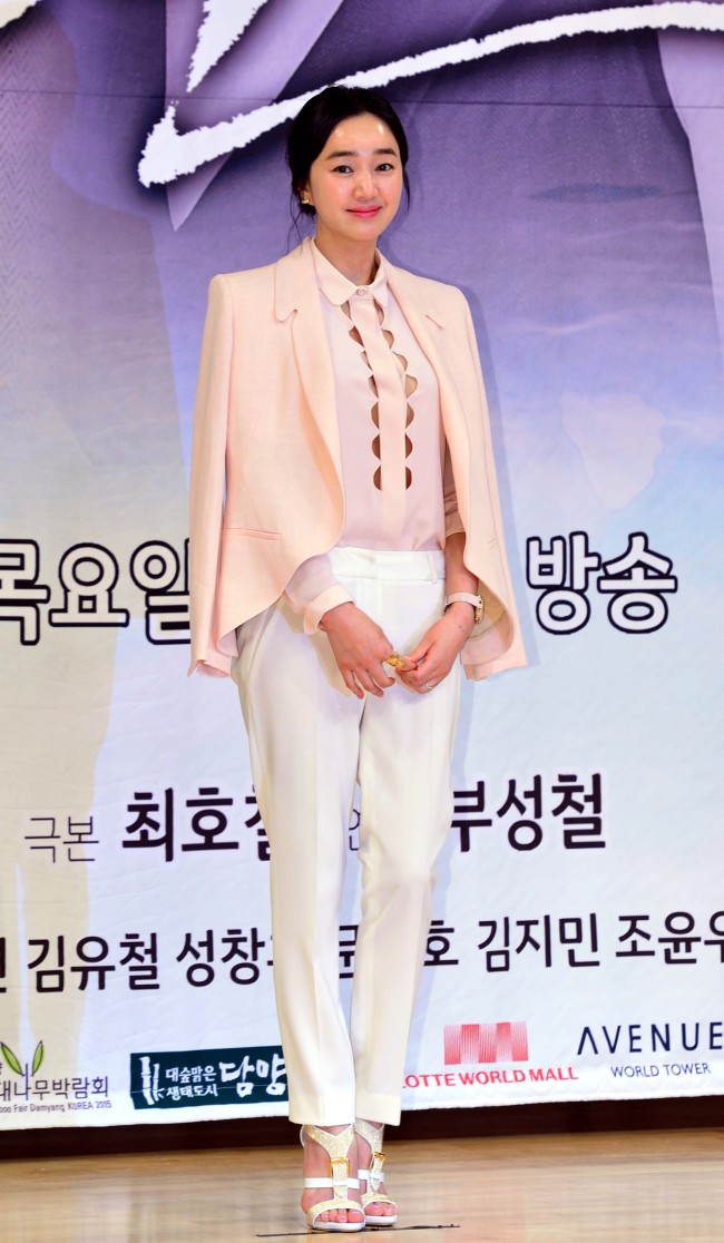Actress Soo Ae at a press conference for “Mask” at SBS headquarters on Monday.   Yoon Byung-chan/The Korea Herald