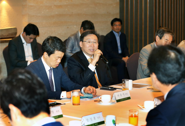 20일 오전 팔레스호텔에서 열린 ESS 기업과 전문가, 유관기관 합동 간담회에서 산업통상자원부 문재도 제2차관이모두 발언을 하고 있다.
이 자리에서 참석자들은 ESS를 중심으로 한 에너지신산업 해외 진출방안을 집중 논의했다. [사진제공:산업통상자원부]