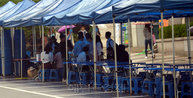 대학가 축제가 한창인 가운데 축제 중 주점을 허용해야 하는냐 말아야 하느냐 의견이 나뉘어 지고 있다. 사진은 서울의 한 대학에서 학생들이 축제 중 주점을 준비하고 있다. 김명섭 기자/msiron@heraldcorp.com