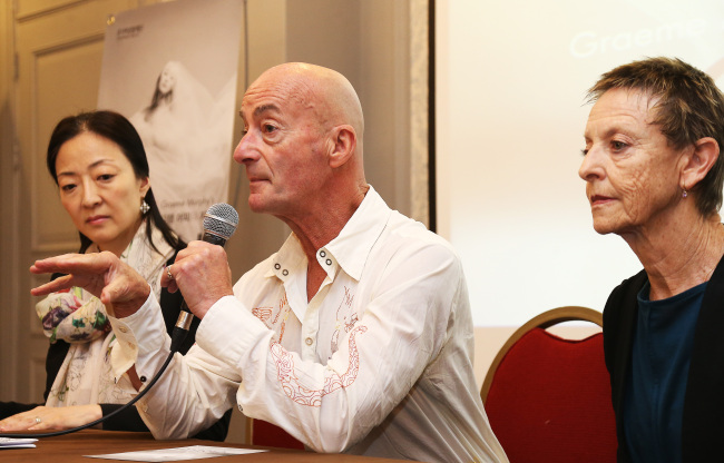 Australian ballet choreographer Graeme Murphy (center) speaks during a press conference at the Universal Arts Center in Seoul on Wednesday regarding the upcoming Seoul world premiere of the choreographer’s contemporary retelling of “Giselle.”   Yonhap
