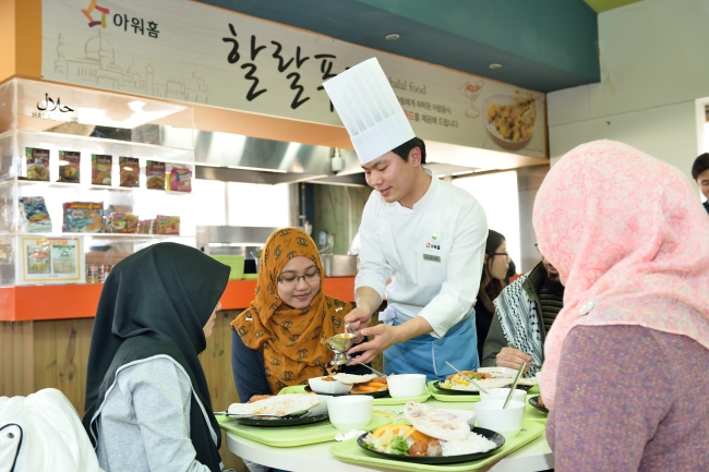 Lee Gi-yeon, head chef of Sun Moon University canteen, serves halal food to Muslim students.   Ourhome